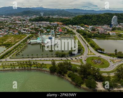 Die Moschee der Stadt Bandaraya Kota Kinabalu aus der Vogelperspektive. Sabah, Borneo. Malaysia. Stockfoto