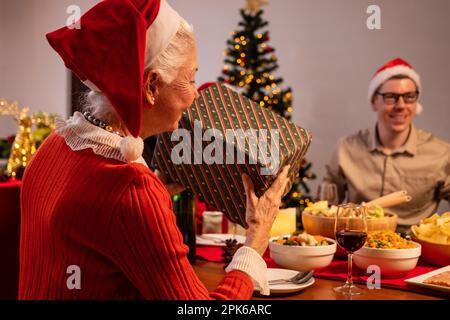 Fröhliche Familie mit Weihnachtsfeier zu Hause Stockfoto