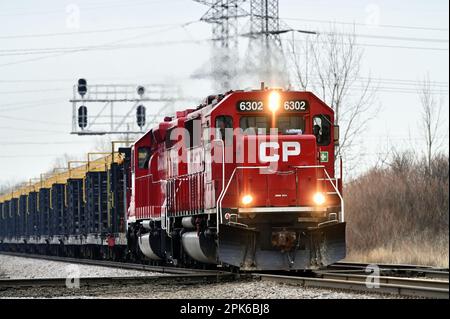 Elgin, Illinois, USA. Zwei Lokomotiven der Canadian Pacific Railway führen einen leeren Zug nach Chicago. Stockfoto