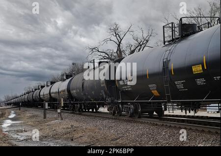 Elgin, Illinois, USA. Eine Reihe von Panzerwagen in einem Güterzug, der durch einen Nordosten von Illinois fährt. Stockfoto