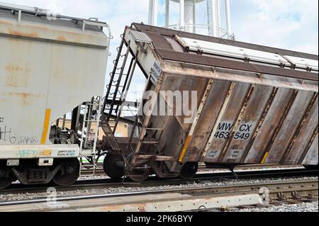 Franklin Park, Illinois, USA. Zwei Autos eines Güterzugs östlich des kanadischen Pazifikraums entgleisten östlich des Bahnhofs Bensenville Yard. Stockfoto