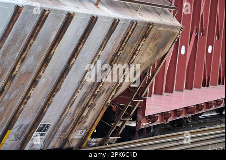 Franklin Park, Illinois, USA. Zwei Autos eines Güterzugs östlich des kanadischen Pazifikraums entgleisten östlich des Bahnhofs Bensenville Yard. Stockfoto