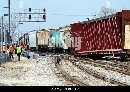 Franklin Park, Illinois, USA. Zwei Autos eines Güterzugs östlich des kanadischen Pazifikraums entgleisten östlich des Bahnhofs Bensenville Yard. Stockfoto