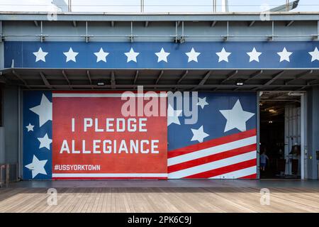 Ein Wandgemälde auf dem Hängedeck der USS Yorktown im Patriot's Point Naval and Maritime Museum in Mount Pleasant, South Carolina, USA. Stockfoto