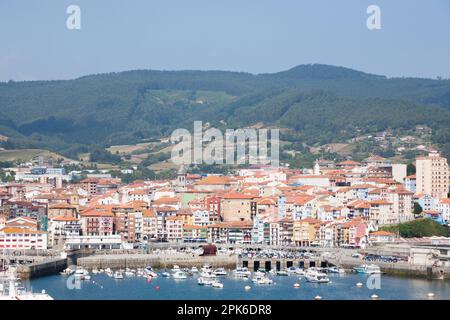 Bermeo Harbour and Settlement View, Spanien. Spanische Landschaft Stockfoto