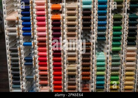 Denver, Colorado, USA - 3,4.2023: Farbenfrohe Fadenspulen in einem lokalen Kunsthandwerksladen, aus nächster Nähe Stockfoto