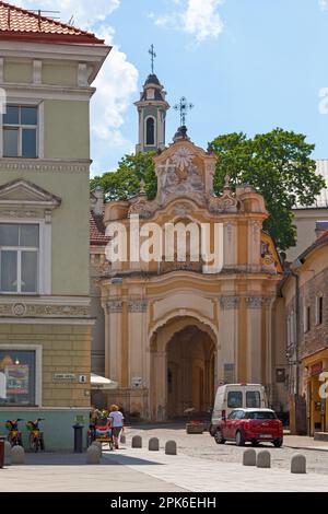 Vilnius, Litauen - Juni 11 2019: Das Kloster der Heiligen Dreifaltigkeit ist ein Kloster, das von der Ruthenischen Uniatskirche erbaut wurde. Es gehört dem Orden der S Stockfoto