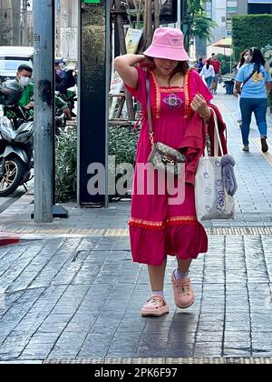 Bangkok, Thailand. 06. April 2023. Eine Frau trägt einen Sonnenhut, um sich vor der Hitze zu schützen. Eine ungewöhnlich schwere Hitzewelle hat derzeit große Teile Thailands im Griff. (Dpa '50 Grad in der Sonne: Hitzewelle bringt Thailand in den Griff') Kredit: Carola Frentzen/dpa/Alamy Live News Stockfoto