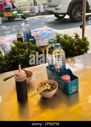 Bangkok, Thailand. 06. April 2023. Wasserflaschen auf dem Tisch eines Kochladens in Bangkok. Eine ungewöhnlich schwere Hitzewelle hat derzeit große Teile Thailands im Griff. (Dpa '50 Grad in der Sonne: Hitzewelle bringt Thailand in den Griff') Kredit: Carola Frentzen/dpa/Alamy Live News Stockfoto