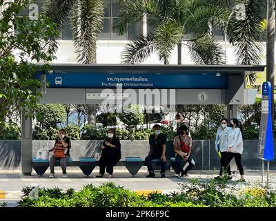 Bangkok, Thailand. 06. April 2023. Die Leute sitzen im Schatten einer Bushaltestelle in Bangkok. Eine ungewöhnlich schwere Hitzewelle hat derzeit große Teile Thailands im Griff. (Dpa '50 Grad in der Sonne: Hitzewelle bringt Thailand in den Griff') Kredit: Carola Frentzen/dpa/Alamy Live News Stockfoto