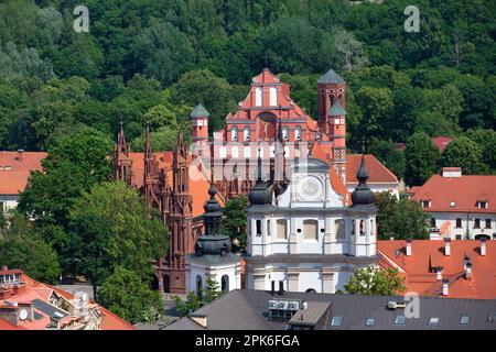 Luftaufnahme der Kirchen St. Michael, St. Anne's und St. Francis und St. Bernard in Vilnius in Litauen. Stockfoto