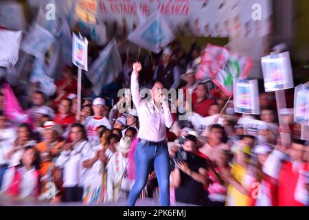 Toluca, Mexiko. 5. April 2023. Alejandra del Moral Vela Kandidatin für das Amt des Gouverneurs des Staates Mexiko für die Koalition „VA por Mexico“ der politischen Parteien PRI, PAN, PRD und Nueva Alianza während ihrer politischen Wahlkampfaktivitäten rund um die Plaza de los Martires. Am 05. April 2023 in Toluca México. (Kreditbild: © Arturo Hernandez/Eyepix via ZUMA Press Wire) NUR REDAKTIONELLE VERWENDUNG! Nicht für den kommerziellen GEBRAUCH! Stockfoto