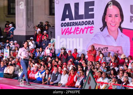 Toluca, Mexiko. 5. April 2023. Alejandra del Moral Vela Kandidatin für das Amt des Gouverneurs des Staates Mexiko für die Koalition „VA por Mexico“ der politischen Parteien PRI, PAN, PRD und Nueva Alianza während ihrer politischen Wahlkampfaktivitäten rund um die Plaza de los Martires. Am 05. April 2023 in Toluca México. (Kreditbild: © Arturo Hernandez/Eyepix via ZUMA Press Wire) NUR REDAKTIONELLE VERWENDUNG! Nicht für den kommerziellen GEBRAUCH! Stockfoto