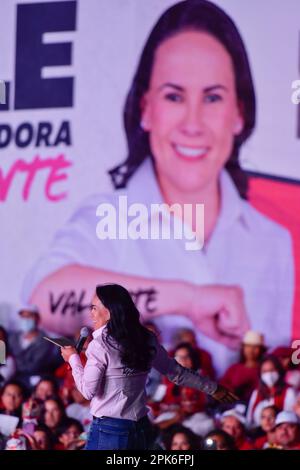 Toluca, Mexiko. 5. April 2023. Alejandra del Moral Vela Kandidatin für das Amt des Gouverneurs des Staates Mexiko für die Koalition „VA por Mexico“ der politischen Parteien PRI, PAN, PRD und Nueva Alianza während ihrer politischen Wahlkampfaktivitäten rund um die Plaza de los Martires. Am 05. April 2023 in Toluca México. (Kreditbild: © Arturo Hernandez/Eyepix via ZUMA Press Wire) NUR REDAKTIONELLE VERWENDUNG! Nicht für den kommerziellen GEBRAUCH! Stockfoto