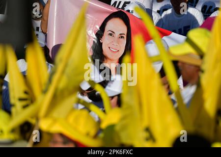 Toluca, Mexiko. 5. April 2023. Alejandra del Moral Vela Kandidatin für das Amt des Gouverneurs des Staates Mexiko für die Koalition „VA por Mexico“ der politischen Parteien PRI, PAN, PRD und Nueva Alianza während ihrer politischen Wahlkampfaktivitäten rund um die Plaza de los Martires. Am 05. April 2023 in Toluca México. (Kreditbild: © Arturo Hernandez/Eyepix via ZUMA Press Wire) NUR REDAKTIONELLE VERWENDUNG! Nicht für den kommerziellen GEBRAUCH! Stockfoto