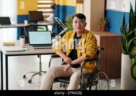Porträt eines jungen Asiaten mit Behinderung im modernen Büro Stockfoto