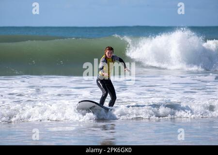 Surfer am Strand von Jeffreys Bay in der Nähe von Port Elizabeth, Garden Route, Eastern Cape, Südafrika Stockfoto