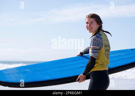 Surfer am Strand von Jeffreys Bay in der Nähe von Port Elizabeth, Garden Route, Eastern Cape, Südafrika Stockfoto