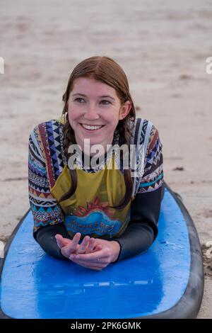 Surfer am Strand von Jeffreys Bay in der Nähe von Port Elizabeth, Garden Route, Eastern Cape, Südafrika Stockfoto