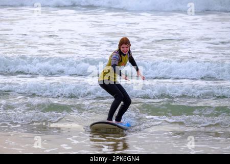 Surfer am Strand von Jeffreys Bay in der Nähe von Port Elizabeth, Garden Route, Eastern Cape, Südafrika Stockfoto