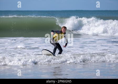 Surfer am Strand von Jeffreys Bay in der Nähe von Port Elizabeth, Garden Route, Eastern Cape, Südafrika Stockfoto