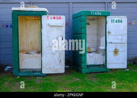 Dreckiges WCS, dreckige Strandtoilette, unappetitliche Toilette, porta-Töpfchen, Jeffreys Bay in der Nähe von Port Elizabeth, Garden Route, Eastern Cape, Südafrika Stockfoto