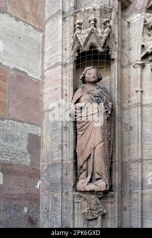 Skulptur von Maria am Portal des Tugendbrunnens Lorenzkirche, Nürnberg, Mittelfrankreich, Bayern, Deutschland Stockfoto