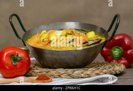 Typische spanische Paella mit Meeresfrüchten in einem Metallauflauf mit allen Zutaten Stockfoto