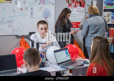 Kinder sitzen an einem Tisch mit Laptops und Tablets im Klassenzimmer. Offizielle Eröffnung des Digital Learning Center in Lemberg Higher Professional School of Computer Technologies and Construction, das von der internationalen humanitären Organisation Save the Children mit Unterstützung des norwegischen Außenministeriums gegründet wurde. Das Ziel des Digital Learning Center ist der sichere Zugang von Kindern im Alter von 6 bis 17 Jahren zum Fernunterricht und der Zugang zu interaktiver nichtformaler Bildung. Das digitale Lernzentrum gewährleistet den kontinuierlichen Zugang der Kinder zu Bildung und die Sozialisierung interner di Stockfoto