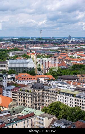 Blick über München, Wohngebäude in der Stadt, im hinteren Universitätsgebäude der Technischen Universität München, Olympiaturm und Olympiade Stockfoto