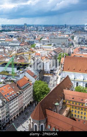 Blick über München, Einkaufsstraße Neuhauserstraße Richtung Karlstor und Stachus, mit Münchner Polizeizentrale und Jagd- und Angelmuseum Stockfoto