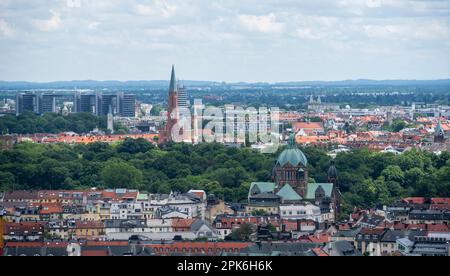 Blick über München, St. Lukes Kirche auf der Isar, hinter St. Johns Kirche, St. Kirche John Baptist in Haidhausen, München, Bayern, Deutschland Stockfoto