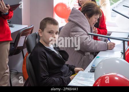 Kinder sitzen an einem Tisch mit Laptops und Tablets im Klassenzimmer. Offizielle Eröffnung des Digital Learning Center in Lemberg Higher Professional School of Computer Technologies and Construction, das von der internationalen humanitären Organisation Save the Children mit Unterstützung des norwegischen Außenministeriums gegründet wurde. Das Ziel des Digital Learning Center ist der sichere Zugang von Kindern im Alter von 6 bis 17 Jahren zum Fernunterricht und der Zugang zu interaktiver nichtformaler Bildung. Das digitale Lernzentrum gewährleistet den kontinuierlichen Zugang der Kinder zu Bildung und die Sozialisierung interner di Stockfoto