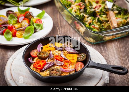 Gegrillter Schafskäse mit Salat und Ofenkartoffeln Stockfoto