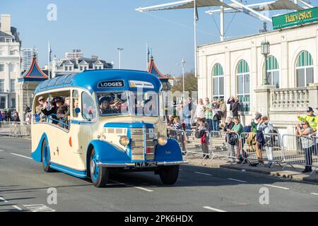 Alten Bus nähert sich der Ziellinie der London to Brighton Veteran Car Run Stockfoto