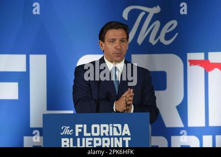 Garden City, Usa. 01. April 2023. Gouverneur Ron DeSantis (Republikaner von Florida) hält am 1. April 2023 im Cradle of Aviation Museum in Garden City, NY, USA, eine Rede zum Thema „and to the Republic: The Florida Blueprint“. DeSantis kommentierte in seinen Ausführungen die Anklage des ehemaligen US-Präsidenten Donald J. Trump durch die Manhattan Grand Jury. Foto: John Roca Photography via CNP/ABACAPRESS.COM Kredit: Abaca Press/Alamy Live News Stockfoto