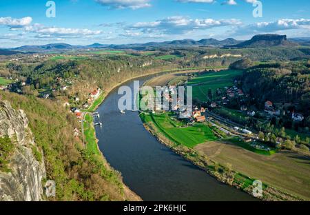 Blick von der neuen Bastion mit Blick auf die Elbe, Lilienstein im Hintergrund, Felsformation Bastei, Lohmen, Sächsische Schweiz, Elbsandstein Stockfoto