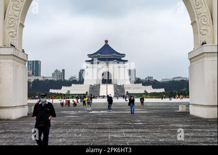 Taipeh, Taiwan. 26. März 2023. Menschen gehen am 26. März 2023 in der Nähe der Chiang Kai-shek Memorial Hall in Taipei, Taiwan. Foto: Thomas Maresca/UPI Credit: UPI/Alamy Live News Stockfoto