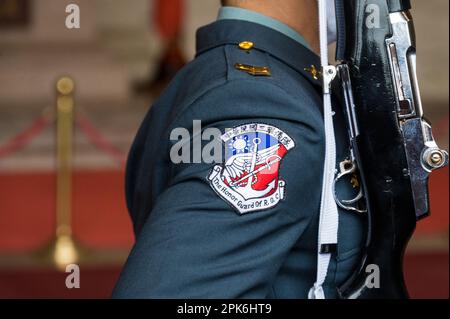 Taipeh, Taiwan. 26. März 2023. In der Chiang Kai-shek Memorial Hall in Taipei, Taiwan, am 26. März 2023 wird ein taiwanesischer Ehrengarde mit dem Abzeichen eines Soldaten der Ehrengarde gesehen. Foto: Thomas Maresca/UPI Credit: UPI/Alamy Live News Stockfoto