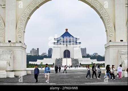 Taipeh, Taiwan. 26. März 2023. Menschen gehen am 26. März 2023 in der Nähe der Chiang Kai-shek Memorial Hall in Taipei, Taiwan. Foto: Thomas Maresca/UPI Credit: UPI/Alamy Live News Stockfoto