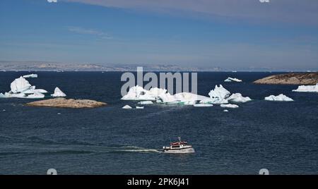 Ausflugsboot und Eisberge in Disko Bay bei Ilulissat, Grönland, Dänemark, Nordamerika Stockfoto