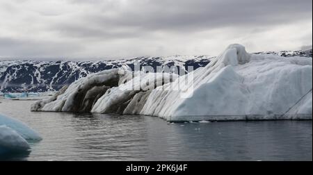 Eisberge im Sommer an der Küste von Disko Bay bei Ilulissat, Grönland, Dänemark, Nordamerika Stockfoto