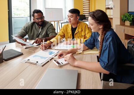 Business-Team, das mit Berichten arbeitet und Finanzdaten analysiert Stockfoto
