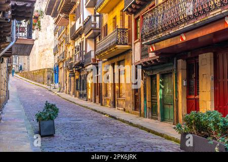 Fuenterrabia oder die Gemeinde Hondarribia in Gipuzkoa. Baskenland. Hauptstraße der Altstadt und die Kirche Santa Maria im Hintergrund Stockfoto