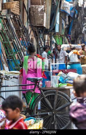 Slum hinter Masjid Station, Mandvi District, Mumbai, Maharashtra, Indien Stockfoto