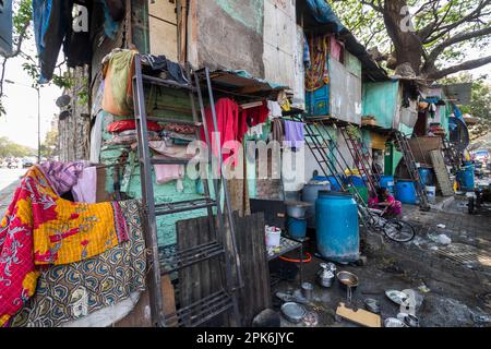Slum hinter Masjid Station, Mandvi District, Mumbai, Maharashtra, Indien Stockfoto