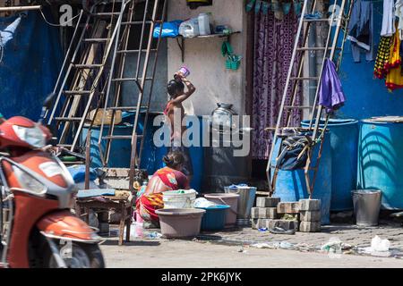 Slum hinter Masjid Station, Mandvi District, Mumbai, Maharashtra, Indien Stockfoto