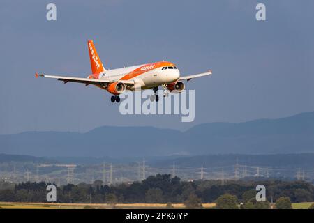 Flugzeug im Anflug, Airbus A320 der Fluggesellschaft easyJet Europe, Flughafen Stuttgart, Baden-Württemberg, Deutschland Stockfoto