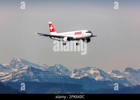 Flugzeug nähert sich ZRH Flughafen, Fluggesellschaft Swiss, Airbus A320-200, schneebedeckte Alpen, Zürich, Die Schweiz Stockfoto