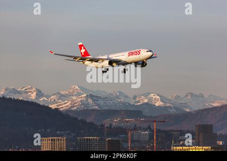 Flugzeug nähert sich ZRH Flughafen, Fluggesellschaft Swiss, Airbus A330-300, schneebedeckte Alpen, Zürich, Die Schweiz Stockfoto